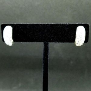 Swarovski pavé crystal earrings 🦢